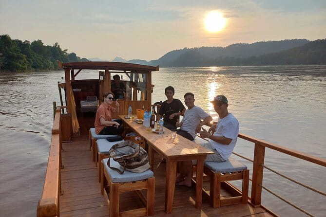 1 Day Mekong Cruise to Pak Ou Caves and Kuang Si Waterfalls - Lunch before the afternoon road trip