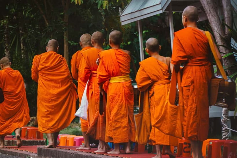 Luang Prabang: Almsgiving Ceremony Offering - Making an offering without turning it into a photo stop