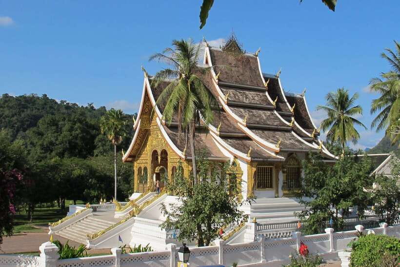 Luang Prabang: Private Must-See Sights and Mount Phousi Tour - Wat Xiengthong and Luang Prabang’s temple art