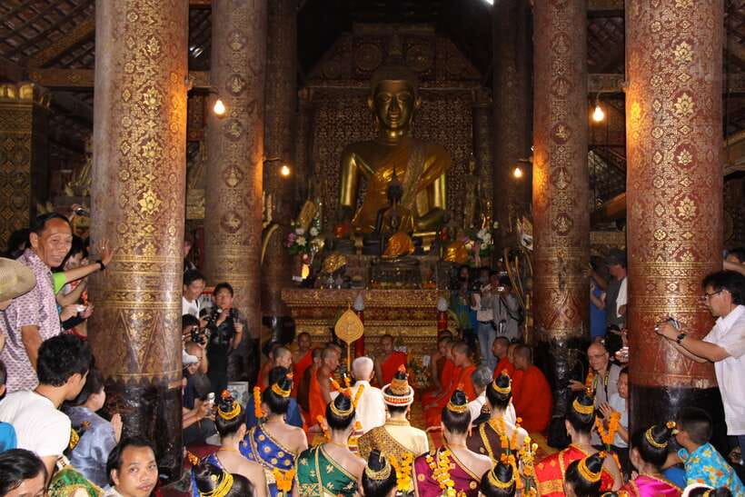 Luang Prabang: Private Must-See Sights and Mount Phousi Tour - Lunch with your guide and a useful pause