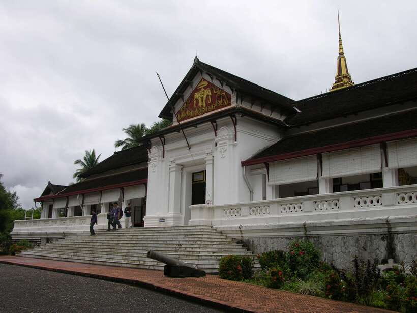 Luang Prabang: Private Must-See Sights and Mount Phousi Tour - Climbing Mount Phousi for the Mekong sunset