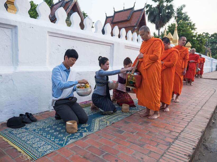 Luang Prabang: UNESCO World Heritage City Highlights Tour - Wat Xieng Thong and the low-sweeping temple roofs