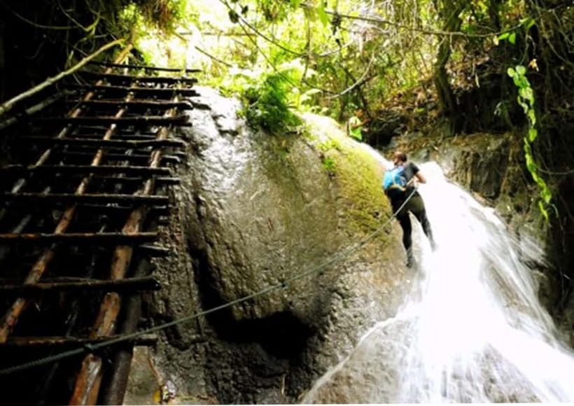 Nong Khiaw: 100 Waterfalls, Nam Ou & Khmu Village Day Tour - The walk through rice paddies and streams