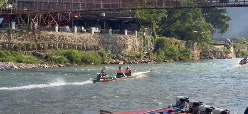 Vang vieng: Longtail boat&Hot Air Balloon&hotel pick-up - A sky-and-river view of Vang Vieng