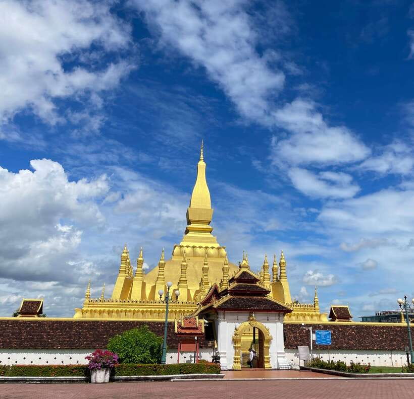 Vientiane: Cultural Tour with Buddha Park and Patuxay - Pha That Luang, the symbol of Lao identity