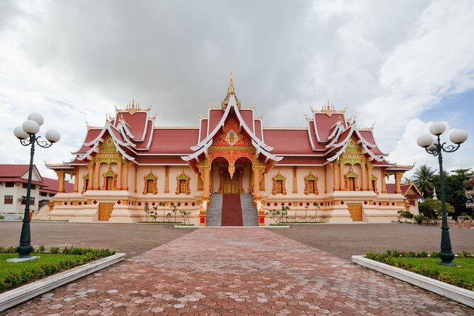 Vientiane Half-Day City Tour - Climbing Patuxay for a city view