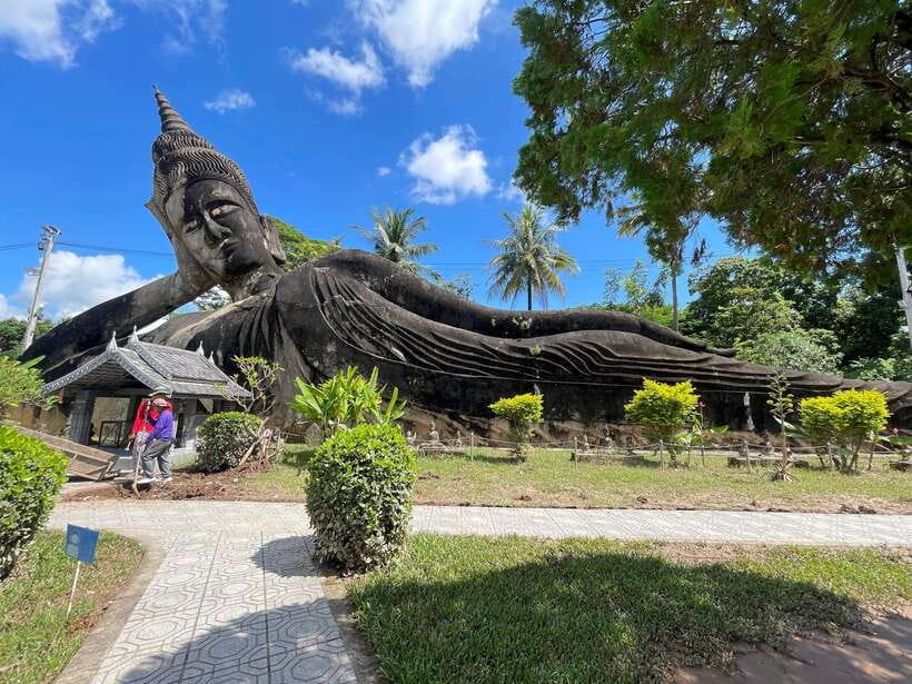 Vientiane: Half-Day City Tour with Patuxai and Buddha Park - That Dam and the legends of the Black Stupa
