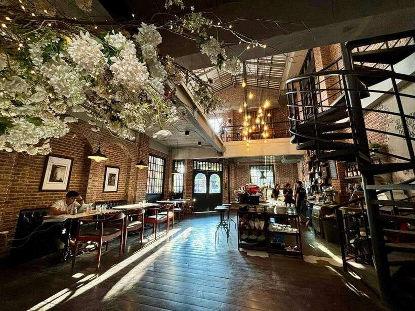 Vientiane IG tour & Patuxay monument - The Mystery Café: a stylish first frame