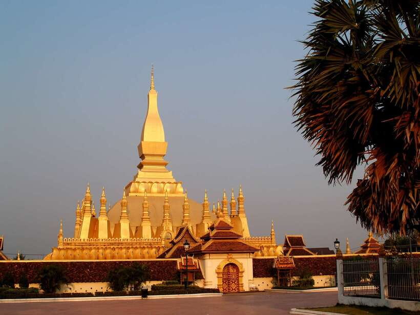 Vientiane Private Full-Day Tour with Buddha Park and Lunch - Patuxai, Vientiane’s war memorial with a French shape