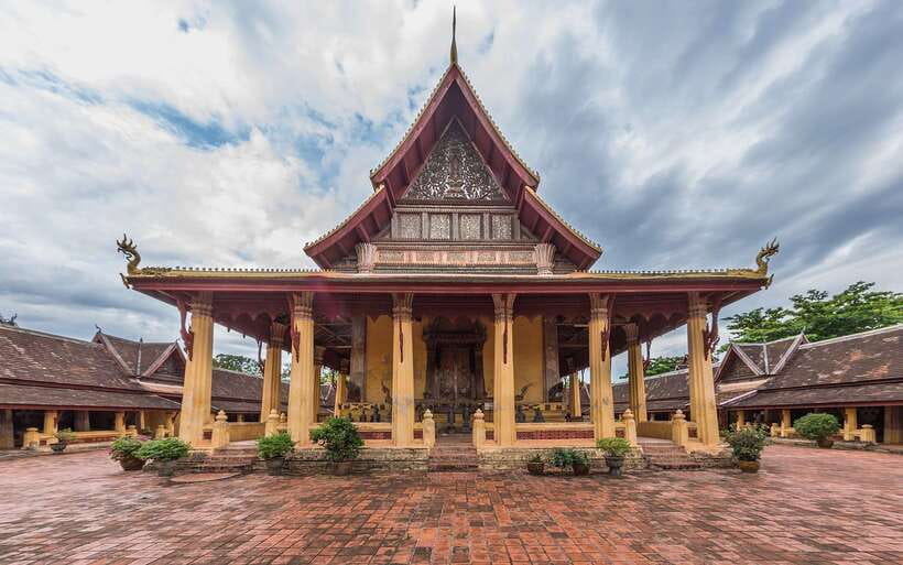 Vientiane: Private Full-Day Tour with Buddha Park and Lunch - Guides, drivers, and the private format